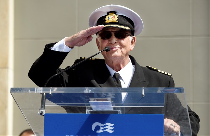 Gavin MacLeod, con la ropa del capitán Merril Stubing, en una foto de 2018. Foto: AP