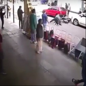 Corridas, patadas y hasta una maceta lanzada desde un balcón para atrapar en Ramos Mejía a dos motochorros