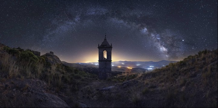 Hace 1800 años que en los monasterio se reza a Dios en la madrugada./ Imagen: “Monasterio Encantado”, fotografía de Ramón Morcillo. Ávila, España. /capturetheatlclarin.parainforma.com