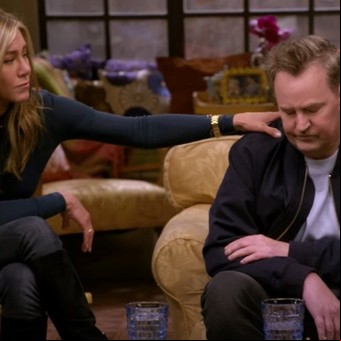 Interna en Friends: Matthew Perry contó que Jennifer Aniston lo enfrentó para que dejara el alcohol mientras filmaban