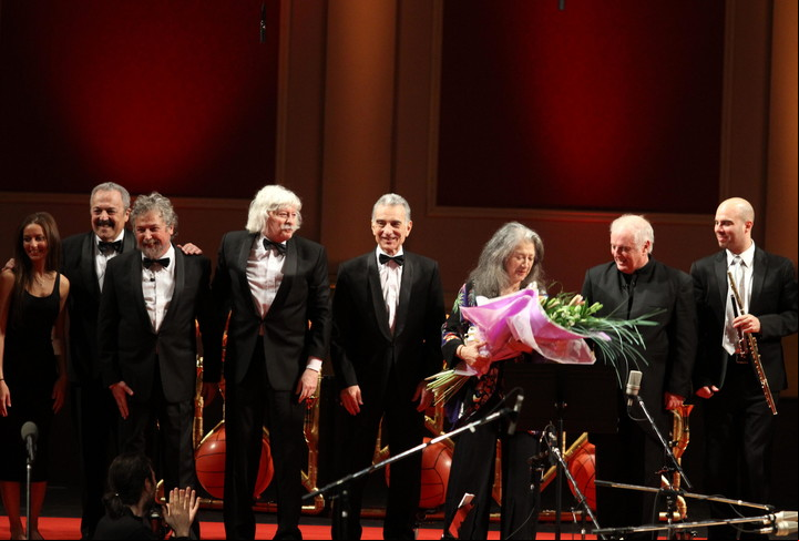El encuentro de la pianista con Les Luthiers y Daniel Barenboim sobre el escenario del Colón, en 2014, incluyó dos versiones especiales de Historia de un soldado y El carnaval de los animales. Foto EFE/Silvina Frydlewsky