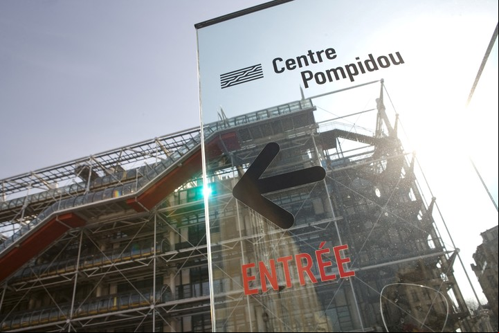 (ARCHIVO) En esta foto de archivo tomada el 16 de marzo de 2010 en París se muestra la fachada del centro de arte Centre Pompidou. (Foto de Loic VENANCE / AFP)