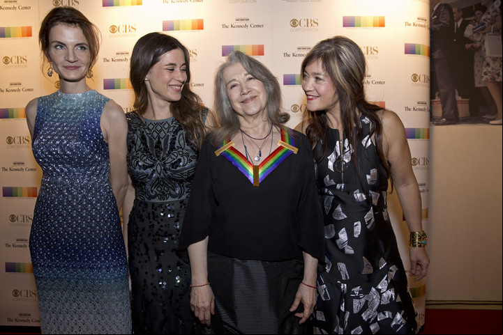 Martha Argerich y sus hijas Lyda Chen, Stephanie y Anne Catherine Dutoit, entrando al Kennedy Center donde la pianista fue honrada como una de las artistas destacadas del año. Esta vez, la celebración en familia será en Ginebra. Foto: Adriana Groisman