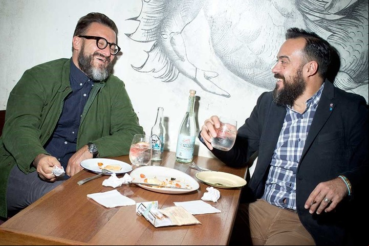 Trocca con el bartender Tato Giovannoni, su socio en Londres.