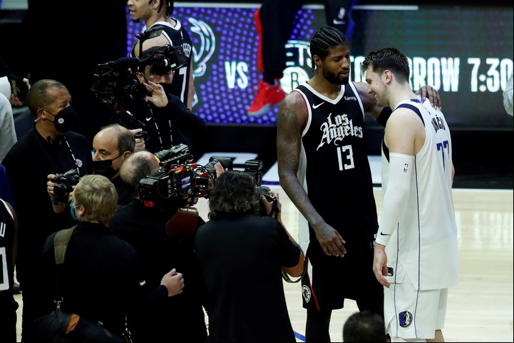 Paul George y Luka Doncic conversan tras el final del partido. Foto EFE