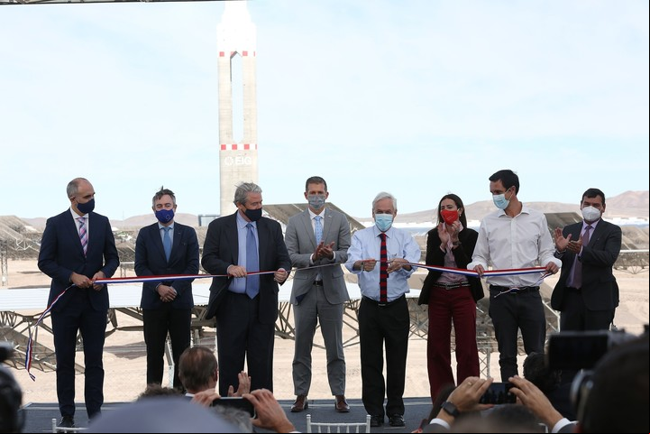 El presidente de Chile, Sebastián Piñera, con sus ministros de Energía y de Medio Ambiente, el CEO de Cerro Dominador; Fernando González, y otros funcionarios, este martes. Foto: EFE