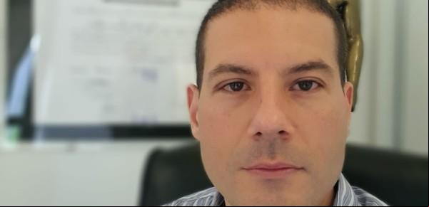 Acusado de abuso sexual y en prisión domiciliaria, ganó el premio de la Academia Nacional de Medicina con una investigación sobre cáncer