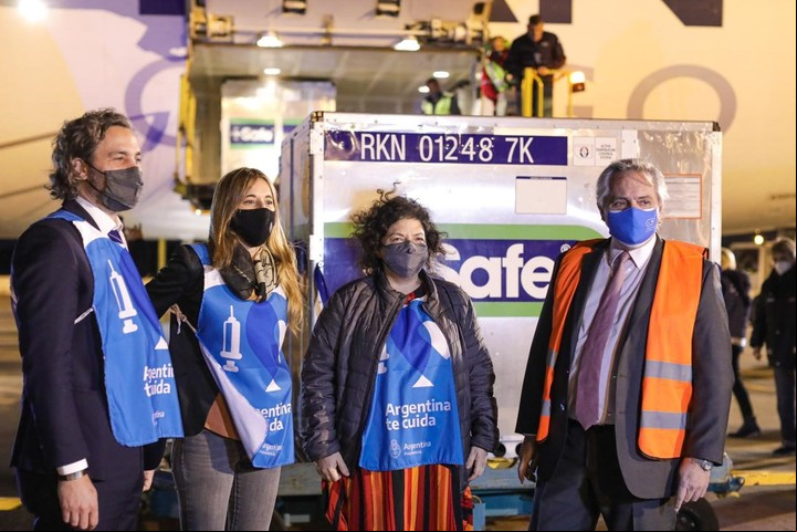 La comitiva de recepción de vacunas. Santiago Cafiero, Cecilia Nicolini, Carla Vizzotti y Alberto Fernández, con chalecos a tono. Foto Presidencia.