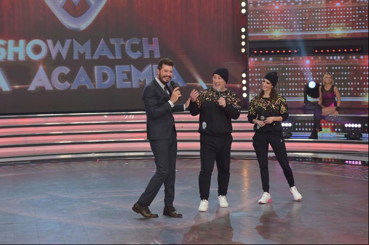 Marcelo Tinelli, junto a Pachu Peña y Flor Díaz en La Academia, de ShowMatch. Foto LaFlia/Julio Ruiz.