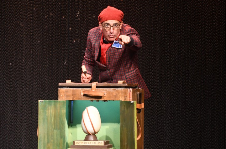 "El equilibrista". El unipersonal de Mauricio Dayub reestrena en el Chacarerean. Foto: Marcelo Carroll.