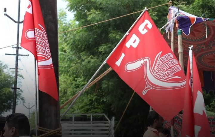 El lugar de la boda se adornó con banderas del Partido Comunista de la India (Captura de video).