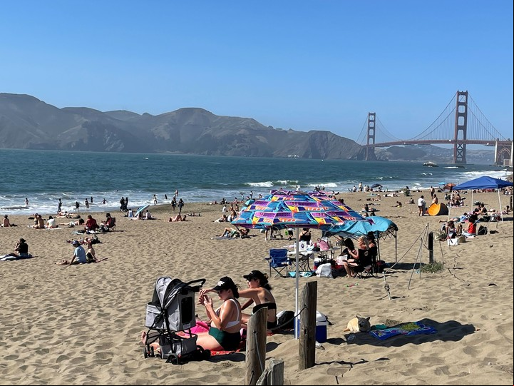 La playa Baker de San Francisco, California, durante una ola de calor Foto EFE/ Marc Arcas.
