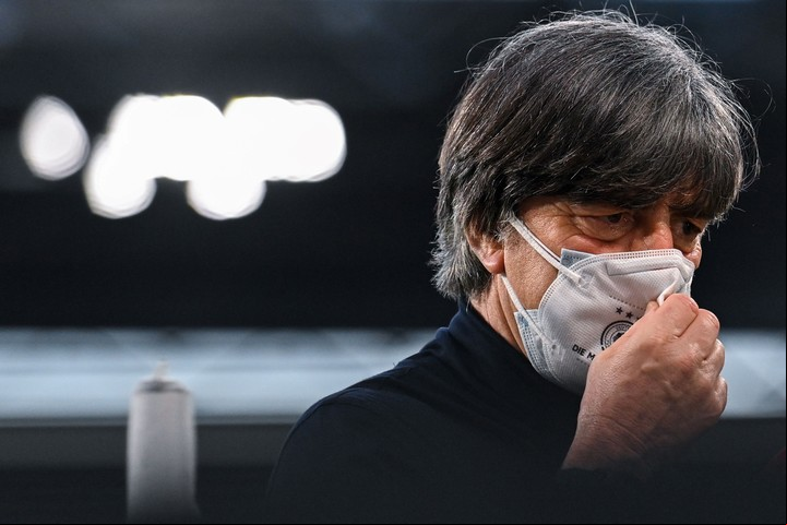 El DT de Alemania, Joachim Loew, se mostró en contra de la decisipón de la UEFA. Foto: EFE