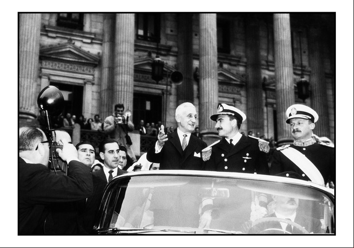 Asunción de Illia en 1963. Comparte el auto con el General Onganía (el primero a la derecha), quien lo derrocaría tres años más tarde.