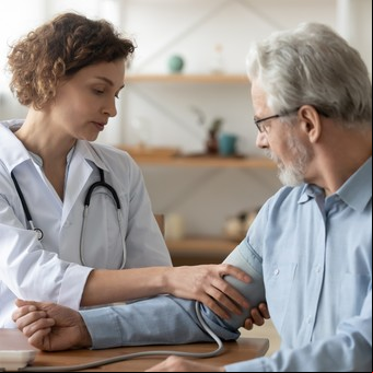¿Cuál es el valor de presión arterial normal para un adulto?