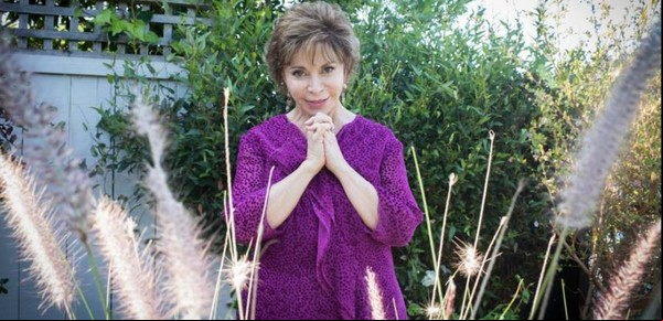 De salvar perseguidos políticos en su propio auto a criticar la injusticia: cómo ve Isabel Allende sus tres países