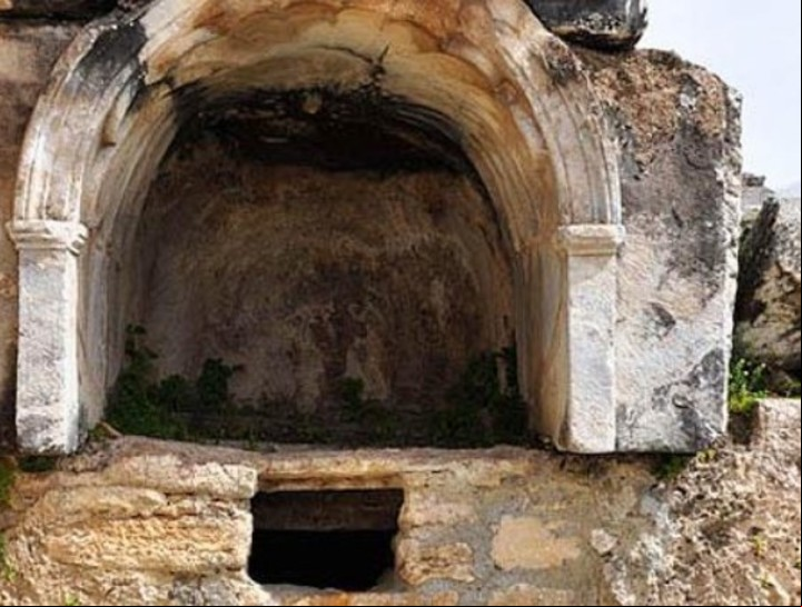 La entrada a la cueva que emana un vapor altamente tóxico en Pamukkale, Turquía.