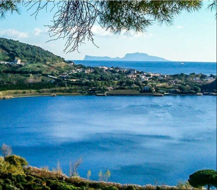 El lago del Averno, en Nápoles, Italia.