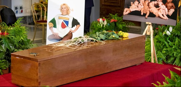 En medio de un inmenso dolor, el austero féretro de Raffaella Carrà recorre por Roma los lugares preferidos de la cantante