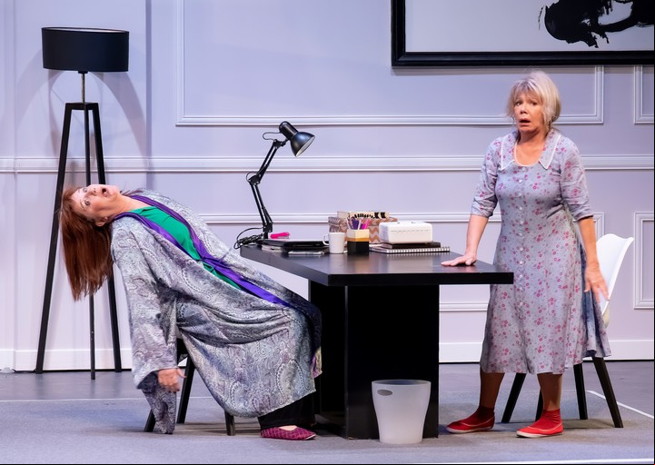 Soledad Silveyra y Verónica Llinás, cmo dos hermanas muy opuestas enn "Dos locas de remate" en el teatro Astral. Foto: Simon Quezada.