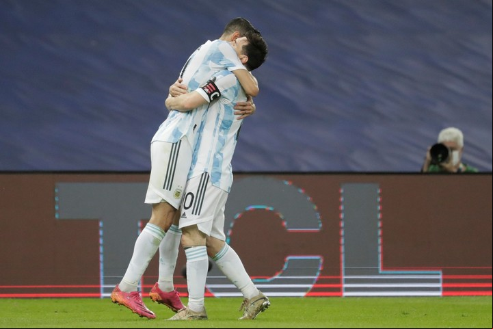 El abrazo soñado. Di María hace el gol y festeja con Messi en el Maracaná. /EFE/Antonio Lacerda