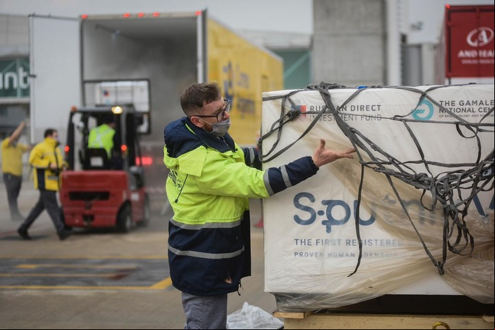 Dosis del segundo componente de la vacuna Sputnik V llegaron a Ezeiza en un vuelo de Aerolíneas Argentinas. Foto: Presidencia.
