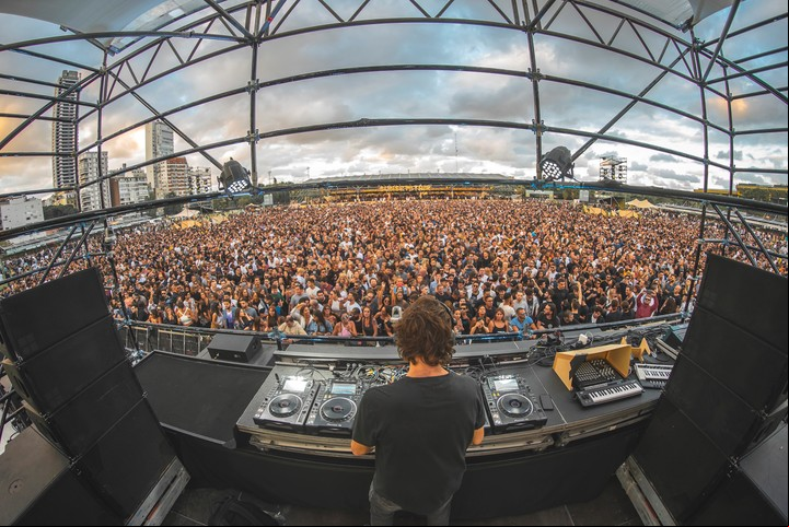 Cattaneo y su show en el Campo Argentino de Polo, en 2019, ante una multitud.
