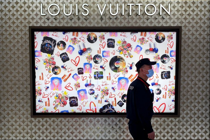 En Chicago hubo al menos cuatro ataques a tiendas de Louis Vuitton en el ultimo mes.