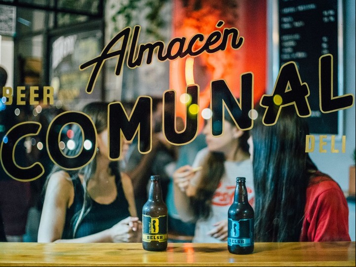 Almacén comunal, una esquina luminosa de Chacarita.