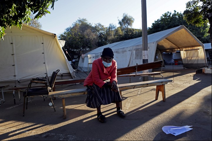 En Harare, Zimbabwe, conseguir una dosis de la vacuna contra el Covid es una odisea. Foto: AP