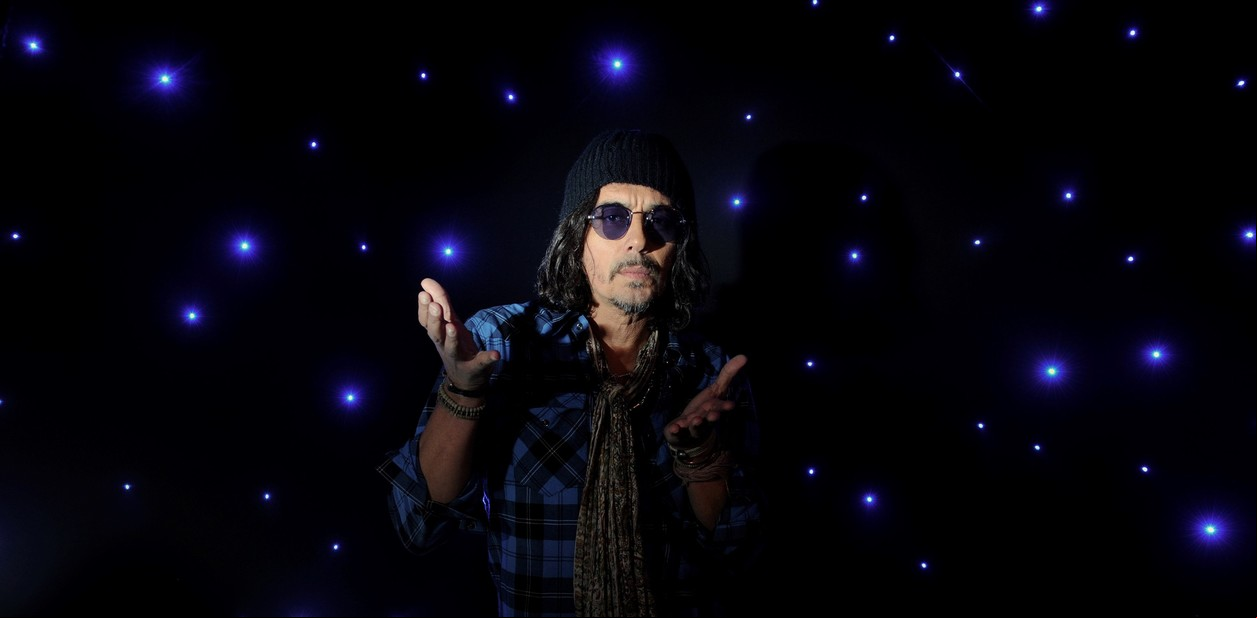 Fabián Zorrito Von Quintiero en busca de un lugar dónde escuchar música.
Foto: Martín Bonetto.