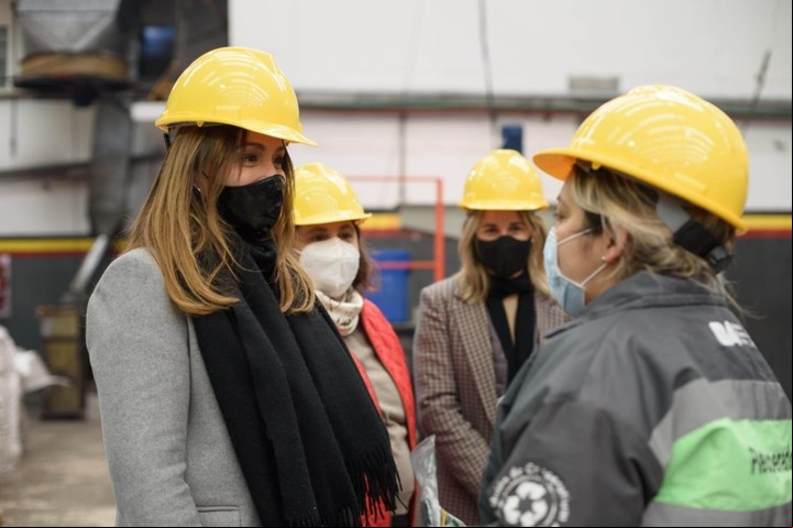 Vidal en una visita a la Cooperativa Correcaminos junto a la precandidata a diputada nacional Paula Oliveto y Clara Muzzio, Ministra de Espacio Publico e Higiene Urbana de GCABA.
