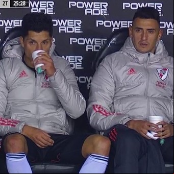 River y la triple "te" en la fría noche de Lanús: te gana, te golea... y té caliente