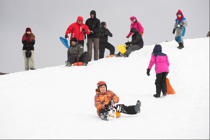 En cerro Perito Moreno, a 25 km de El Bolsón, la nieve se disfruta en el Plateau, desde la cota 1700. Foto Claudio Lorusso.