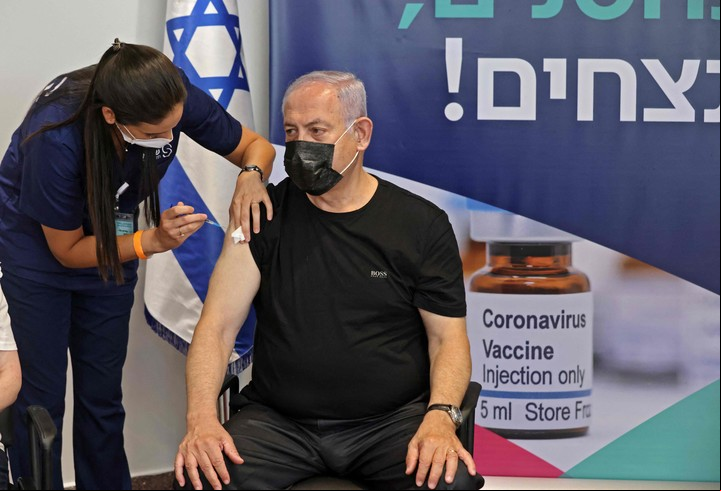 El ex Primer Ministro israelí, Benjamin Netanyahu, recibe una tercera dosis de la vacuna contra el coronavirus. Foto: AFP