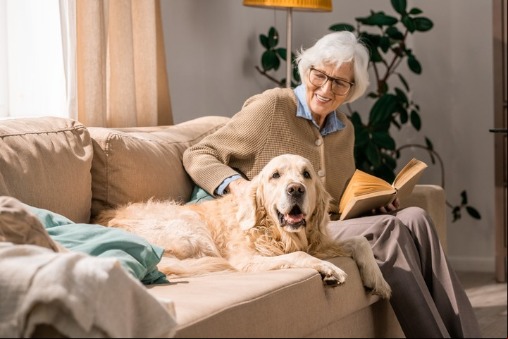 El servicio a veces se brinda a ancianos que precisan ayuda en las tareas diarias del hogar, pero también compañía. Foto: Shutterstock.