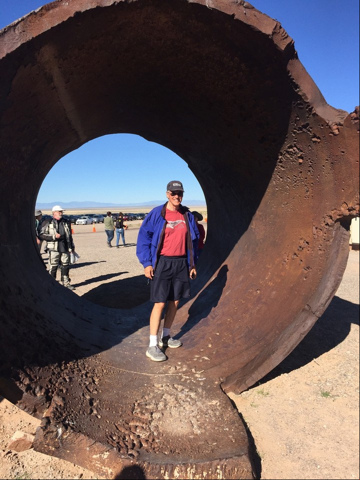 Robert Miller en el interior de los restos actuales del Jumbo en el Trinity Site del campo de misiles de White Sands en Nuevo México. Foto vía Dennis Overbye/The New York Times.