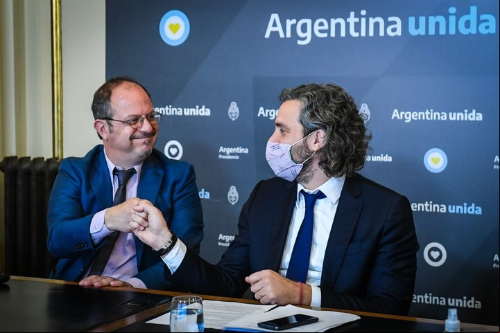 Alejandro Grimson, el asesor presidencial, con Santiago Cafiero