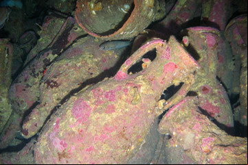 Hallan en el fondo del Mediterráneo un barco romano de hace 1.700 años cargado de ánforas
