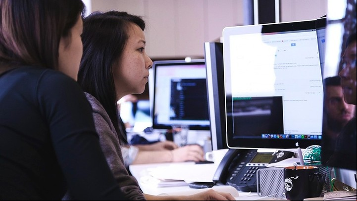 Las carreras STEM y las habilidades digitales son la puerta de entrada a la economía global. Foto: Télam.
