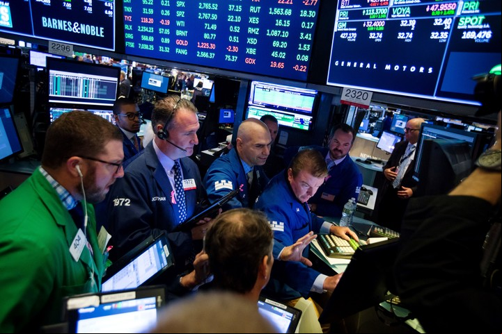 Agentes de bolsa trabajan en la Bolsa de Nueva York, Estados Unidos. Foto: Bloomberg