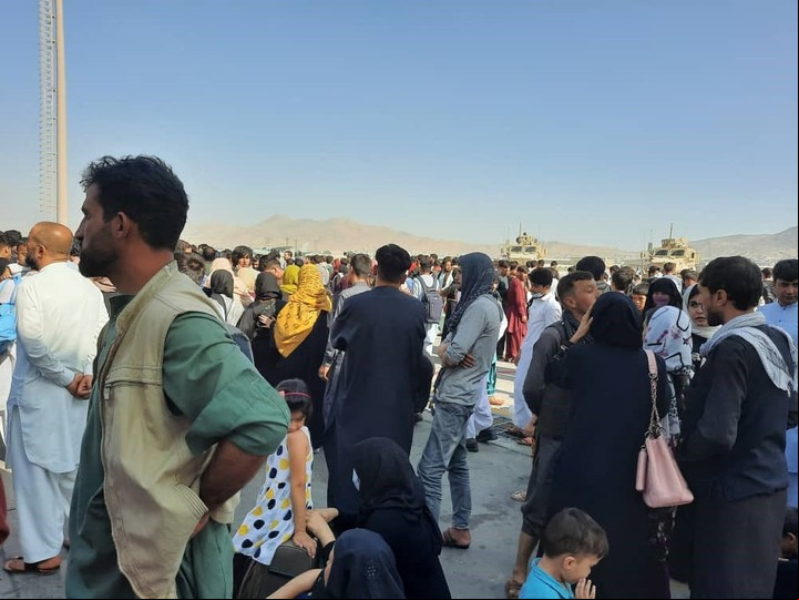 Los afganos se agolpan en la pista del aeropuerto de Kabul .Foto de - / AFP.