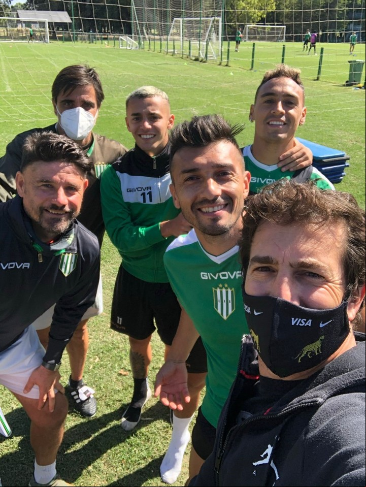 La selfie de Gómez Cora en el predio de Banfield.