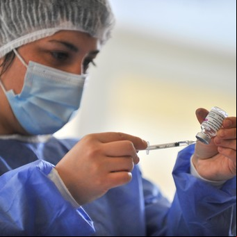 AstraZeneca itió casos de trombosis con su vacuna contra el Covid, pero explican por qué hoy no hay riesgos