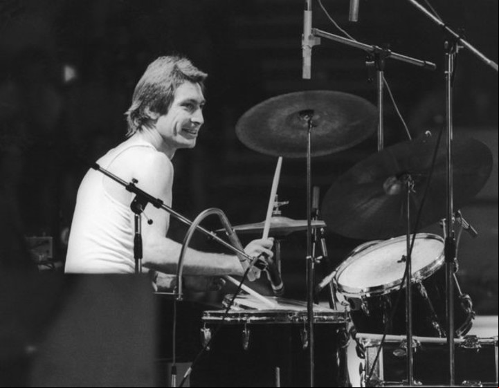 La imagen de Charlie Watts detrás de su batería, tan breve como contundente.
