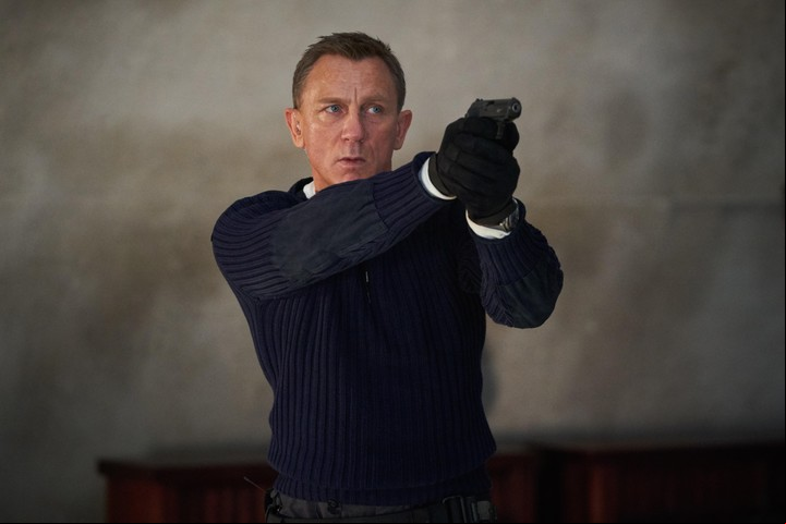 Daniel Craig en el papel de James Bond, durante una escena de "Sin tiempo para morir". Foto: EFE 
