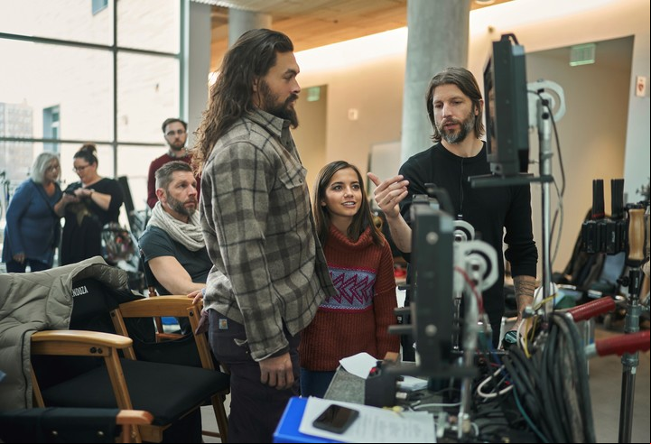 Jason Momoa, Isabela Merced y el director Brian Mendoza en el set de "Sweet Girl". Foto Netflix