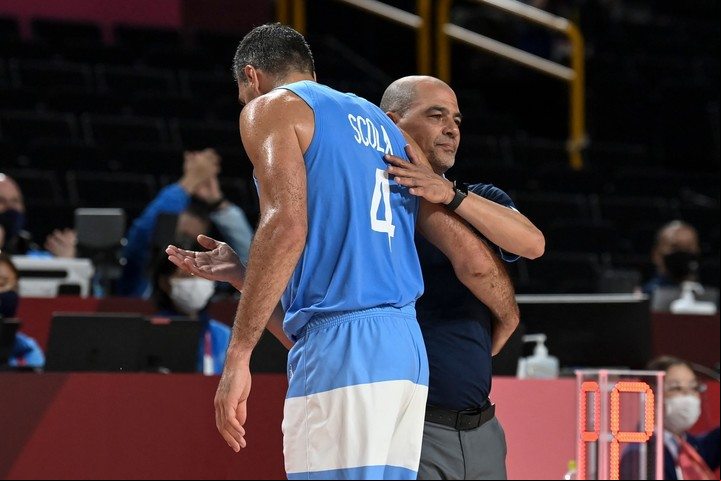 Hernández saluda a Scola en el partido de los Juegos Olímpicos ante Australia. Sería el último para ambos. Foto AFP
