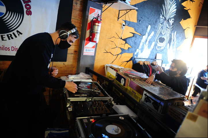 El ritual de poner un disco en la bandeja. Foto Germán García Adrasti
