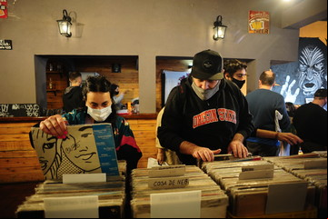 Locos por el vinilo: las ferias de discos atraen cada vez más fanáticos